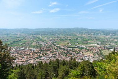 Mt. Mt. Ingino ortaçağ duvarlı Gubbio kasabası ve Perugia İtalya 'sının ötesinde geniş bir arazi..