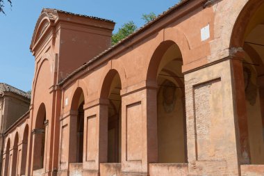 Bologna İtalya 11 Mayıs 2011; San Luca Portico 'nun dış duvarı ve manzaraya uzanan kemerler