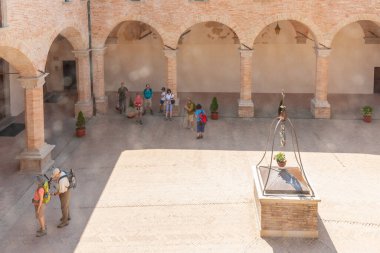 Gubio Umbria, İtalya, 12 Mayıs 2011; Saint Ubaldo Ortaçağ Bazilikası avlusunda turistler.
