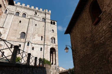 Sokak lambası tipik eski taş Avrupa bina duvarının köşesinden sarkan mavi gökyüzüne karşı