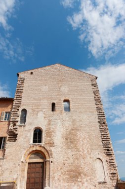 İtalya 'daki Gubbio, Perugia caddesinden tarihi tipik Avrupa yapısına uzanan dış duvar.