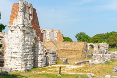 Amfitiyatronun bir bölümü İtalya 'da Umbria, Gubbio' daki antik Roma tiyatrosunun 1. yüzyıl mimari kalıntılarının kalıntıları..
