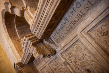 Gubbio İtalya - 13 Mayıs 2011; Editoryal-Avrupa taş dış duvar panelleri geleneksel oyma ve metin