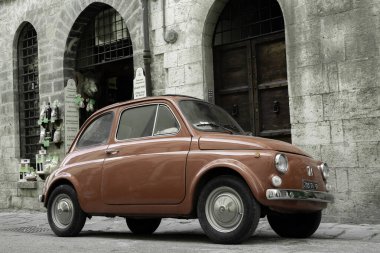 Gubbio İtalya - 13 Mayıs 2011; Köy dükkanının önüne park edilmiş eski soluk İtalyan arabası yerel esnaf ürünleri satıyor.