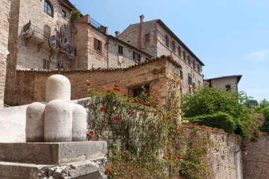 Gubbio.SONY DSC 'de Avrupa caddesinde daireler ve evler üst üste yığıldı