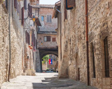 Gubbio Umbria, İtalya, - 14 Mayıs 2011; Yayın-Avrupa dar şeridi arasında kemer altında açılan yüksek taş duvarlar