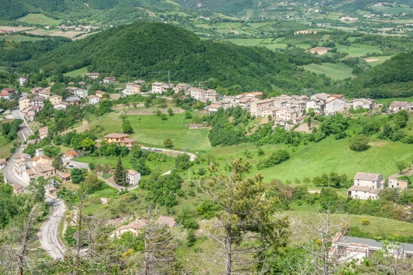 İtalya 'nın Umbria kentindeki bir köye giden yol kıvrılıyor..