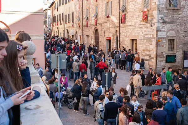 Gubbio İtalya - 17 Mayıs 2011; Kalabalık öğleden sonra etkinlik için aşağıdaki sokakta toplandı.