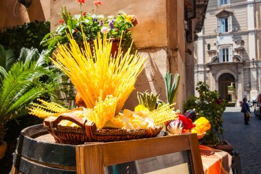 Makarna seçimleri İtalya 'nın Roma kenti caddesinde sanatsal bir şekilde sergileniyor.