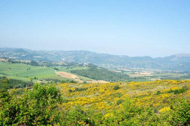 Umbria 'daki İtalyan kırsal alanı geniş açı görüntüsü.