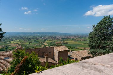 Assissi 'deki köy evlerinin kiremitli çatılarının manzarası