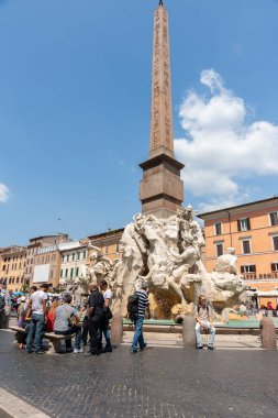 Roma İtalya - 20 Mayıs 2011; Navona Meydanı 'nda Obelisco Agonale ile Dört Nehrin Meşhur Çeşmesi.