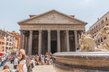Roma İtalya - 19 Mayıs 2011; Çeşme ile 2000 yıllık Pantheon 'un ünlü antik binası arasındaki sokakta turist kalabalığı.