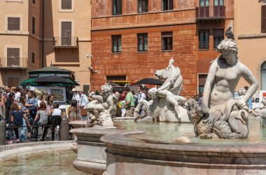 Roma İtalya - 20 Mayıs 2011; Navona Piazza turistleri ve pazar yerindeki ünlü Neptün Çeşmesi.