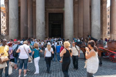 Roma İtalya - 19 Mayıs 2011; Roma 'nın 2000 yıllık ünlü Pantheon' unun girişinde sokak kalabalığı içinde turistler.