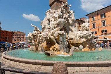 Roma İtalya - 20 Mayıs 2011; Navona Meydanı 'ndaki Obelisco Agonale ile Meşhur Dört Nehir Çeşmesi' nin yakın çekimi.