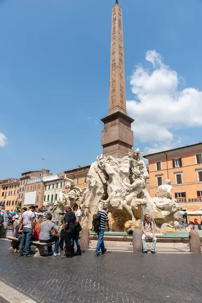 Roma İtalya - 20 Mayıs 2011; Navona Meydanı 'nda Obelisco Agonale ile Dört Nehrin Meşhur Çeşmesi.
