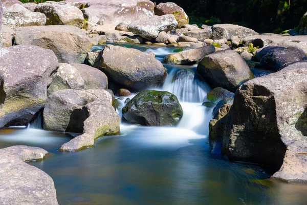 McLaren Falls Tauranga 'daki kayalık derede akan suyun yumuşak etkisi..