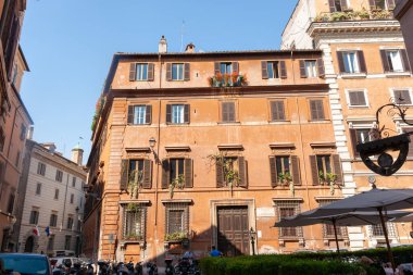 Roma 'da tipik Avrupa kentsel apartman mimarisi sokak sahnesinde.