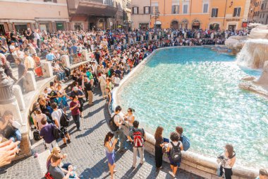 Roma İtalya 21 Mayıs 2011; Trevi Çeşmesi çevresinde turist kalabalığı toplandı.