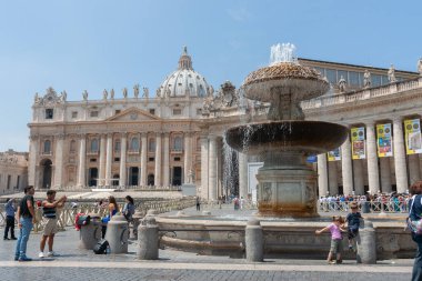 Roma İtalya 21 Mayıs 2011; St. Peter Meydanı Çeşmesi. Vatikan 'da. Bazilika ve turistlerle.