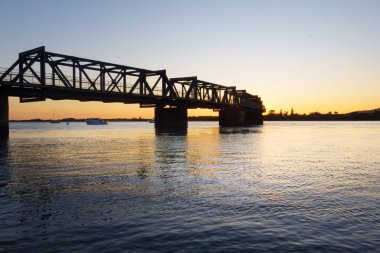 Gün doğumunda köprünün siluet yapısı.