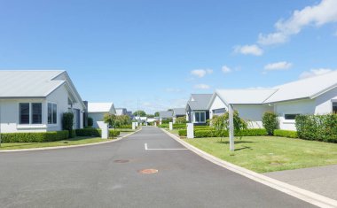 Banliyö evleri yeni düzenli şehir caddesi sırasına diziliyor