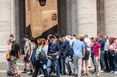 Roma İtalya - 21 Mayıs 2011; Vatikan 'a girmek için bekleyen iki jandarma ile kuyrukta bekleyen turist kalabalığı.
