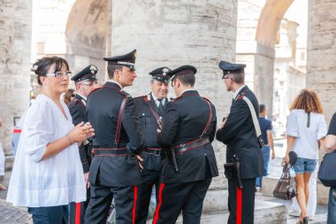 Roma İtalya - 21 Mayıs 2011; St. Peter 's avlusu, beş jandarma polisinden oluşan grup Vatikan' daki büyük sütunlar tarafından turistle birlikte ayakta duruyor..