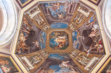 Roma İtalya - 22 Mayıs 2011; Vatikan 'ın içindeki kubbe tavanında renkli dini görüntüler.