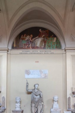 Roma İtalya - 22 Mayıs 2011; Vatikan 'ın galerisi içinde turistler ve ünlü heykeller ve sanat eserleri.