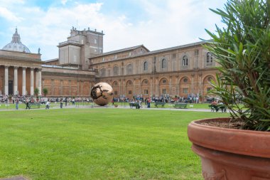 Roma İtalya - 22 Mayıs 2011; büyük küre heykeli, İtalyan heykeltıraş Arnaldo Pomodoro tarafından Vatikan 'da bir bahçenin merkezinde yer almaktadır.