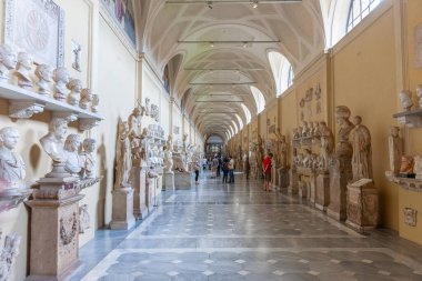 Roma İtalya - 22 Mayıs 2011; Vatikan 'ın galerisi içinde turistler ve ünlü heykeller ve sanat eserleri.