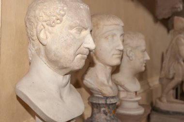 Roma İtalya - 22 Mayıs 2011; Vatikan 'ın galerisi içinde turistler ve ünlü heykeller ve sanat eserleri.