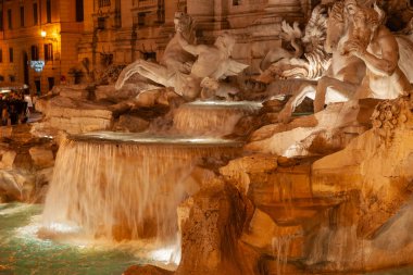 Roma İtalya - 22 Mayıs 2011; Trevi Çeşmesi gece Roma 'daki ünlü şehir simgesi ve turist manzarası.