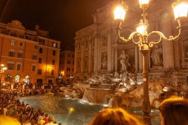 Roma İtalya - 22 Mayıs 2011; Trevi Çeşmesi gece Roma 'daki ünlü şehir simgesi ve turist manzarası.