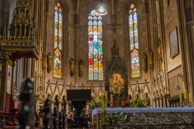 Zagreb Hırvatistan - 23 Mayıs 2011; Süslü iç ve boyalı cam pencere Zagreb Katedrali.