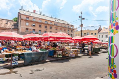 Zagreb Hırvatistan - 23 Mayıs 2011; Dolac Çiçek pazarı kırmızı ve beyaz tezgah sahibi şemsiyelerle açık havada.