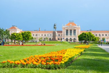 Zagreb Hırvatistan - 24 Mayıs 2011; istasyona giden kadife çiçekli Avrupa tren istasyonu..