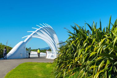 Yeni Plymouth Yeni Zelanda - Mart 12024; New Plymouth Taranaki Sahil Yolu üzerindeki Te Rewa Rewa Köprüsü 'ndeki turistler.