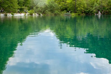 Doğa gölgesinin birleştirilmesi, Hırvatistan 'daki Plitvice Gölleri Ulusal Parkı' nda gökyüzünün yansımasına yol açıyor.