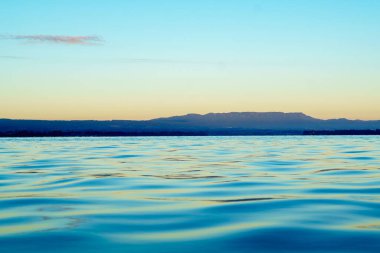 Tauranga Yeni Zelanda 'nın yüzey seviyesinden mavi saat ışığı ve renk