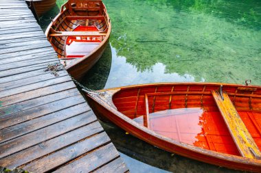 Geleneksel stil ahşap kayıklar Plitvice Gölleri Ulusal Parkı 'nda gölün kıyısında,
