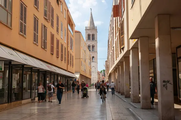 Zadar Hırvatistan - 26 Mayıs 2011; St Donatus Kilisesi kulesine sahip insanlar.