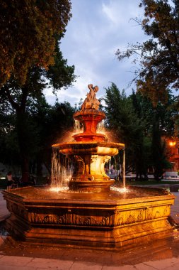 Hırvatistan 'ın Split kentindeki Park Josipa Jurja Strossmayera' da gece vakti fıskiye aydınlandı.