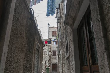 Hırvatistan 'ın tarihi Avrupa kenti Split' te çamaşırhanenin yüksek kurutulduğu dar geçitteki çok katlı apartmanlar.