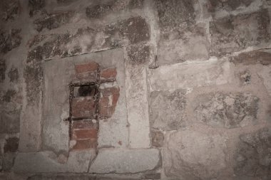 Arka planda taş ve havan topu olan eski şehir duvarı.