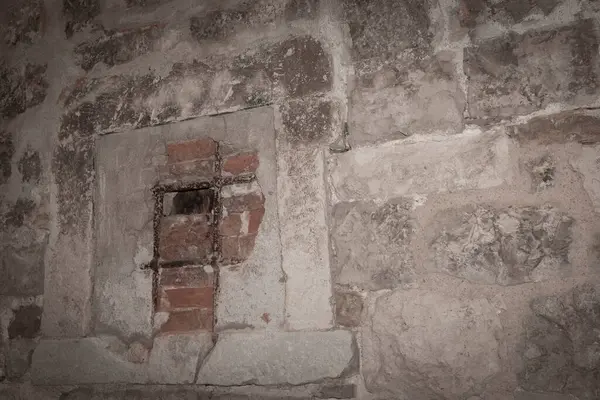 Arka planda taş ve havan topu olan eski şehir duvarı.