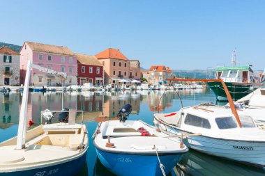 Stari Grad Hvar Hırvatistan - 26 Mayıs 2011; Stari Grad limanına demirlemiş tekneleri ve ilginç mimarisi olan pitoresk turizm beldesi