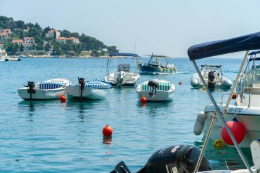 Hvar Hırvatistan 27 Mayıs 2011; Manzaralı limanda tekneler demirledi